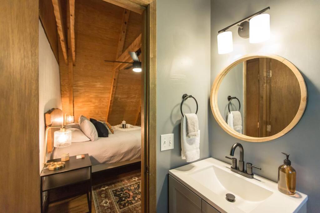 Southern Oak Cabin - Newly Remodeled - Close To All Attractions Севьервилл Экстерьер фото