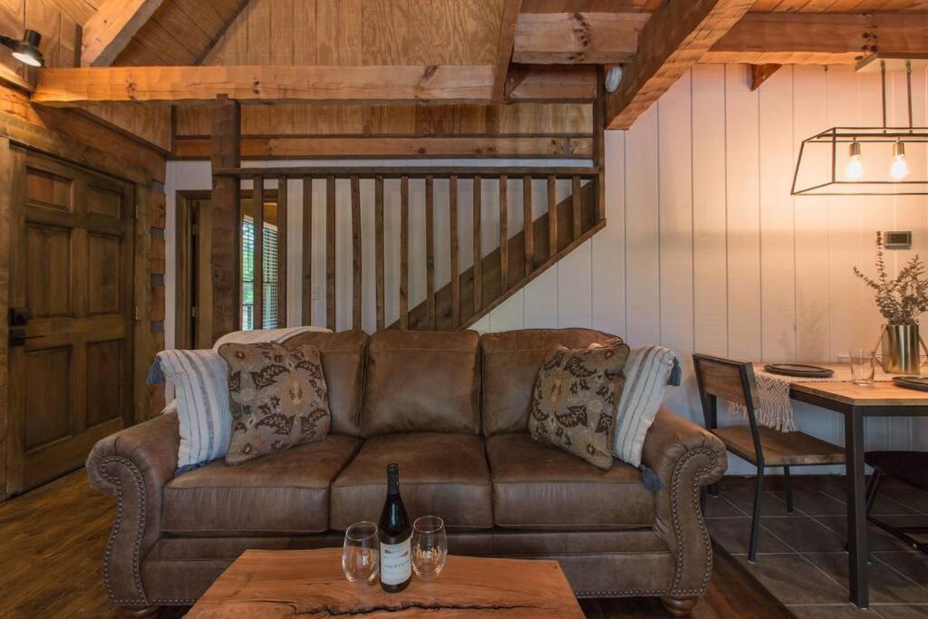 Southern Oak Cabin - Newly Remodeled - Close To All Attractions Севьервилл Экстерьер фото