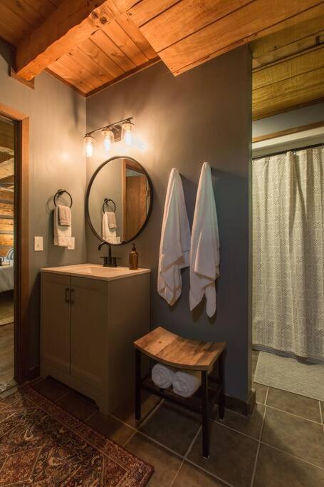 Southern Oak Cabin - Newly Remodeled - Close To All Attractions Севьервилл Экстерьер фото